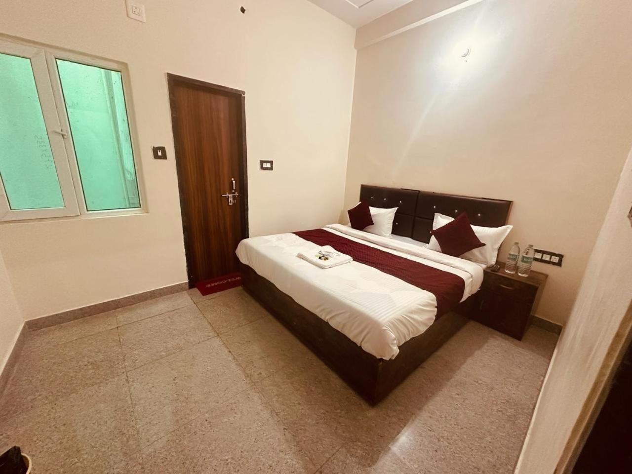 The Lord Krishna Residency Vrindavan Hotel Exterior photo