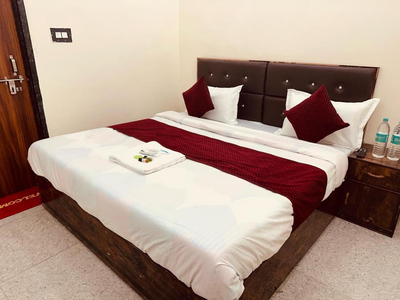 The Lord Krishna Residency Vrindavan Hotel Exterior photo