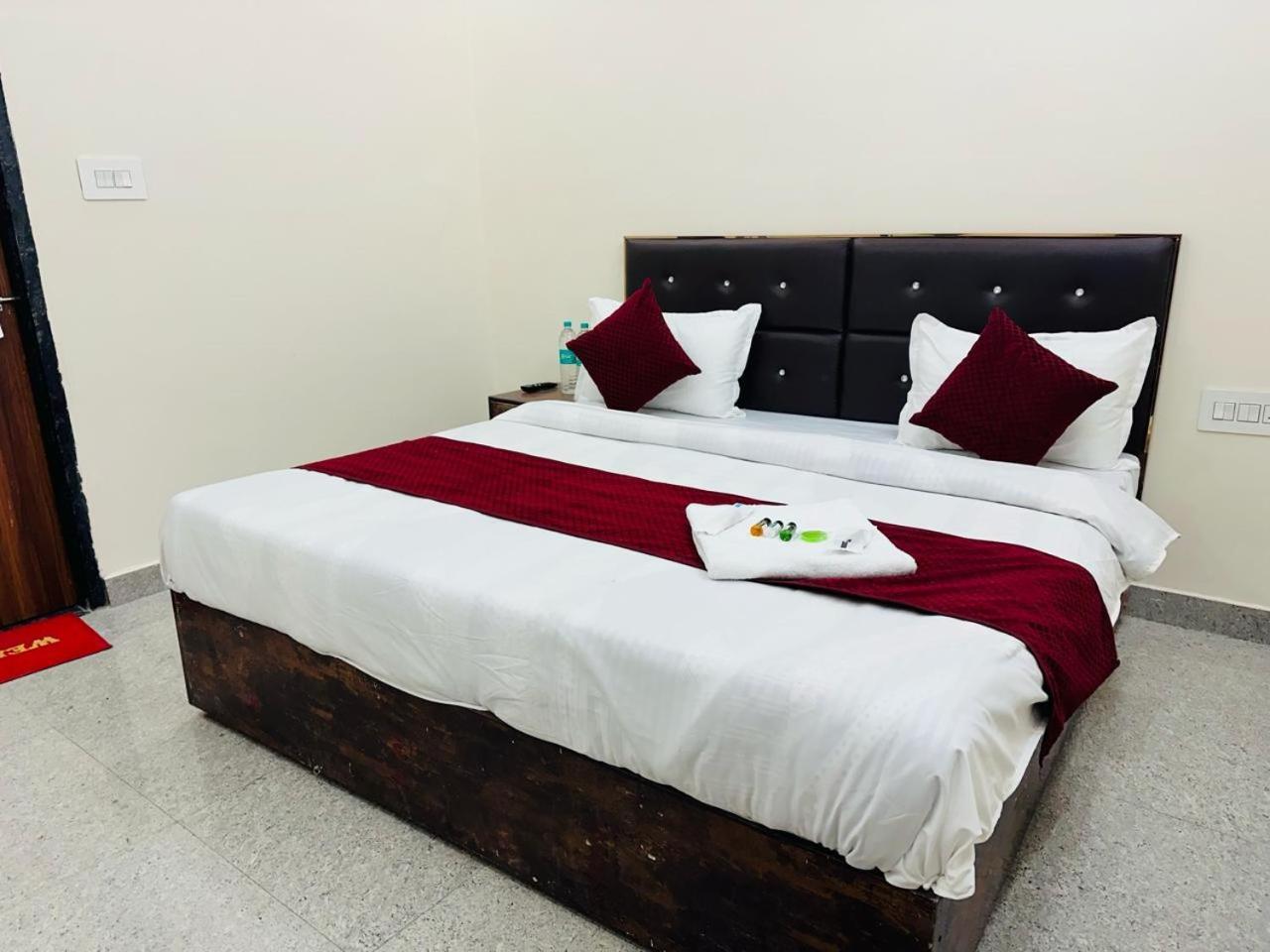 The Lord Krishna Residency Vrindavan Hotel Exterior photo