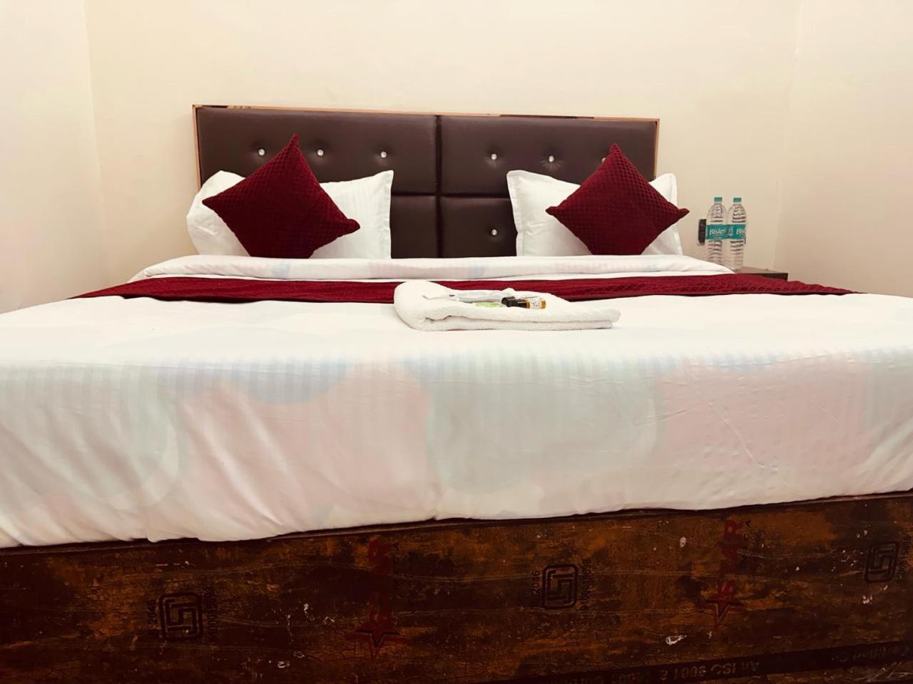 The Lord Krishna Residency Vrindavan Hotel Exterior photo